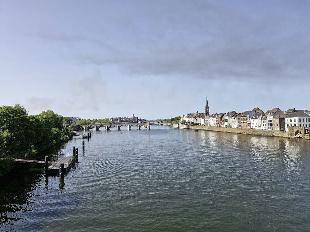 De Maas bij Maastricht met de Sint Servaasbrug