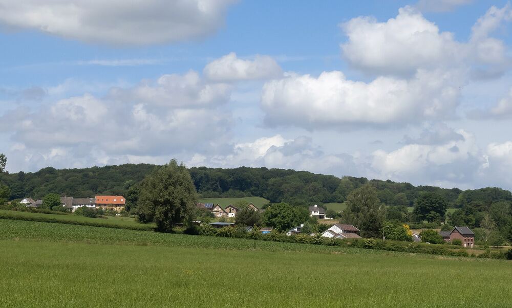 Het glooiende heuvelland tussen Epen en Mechelen met vakwerkhuizen