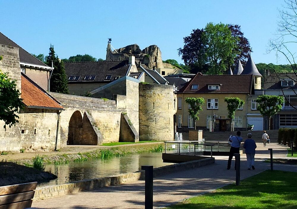 De kasteelruïne en stadsmuur van Valkenburg in de zon