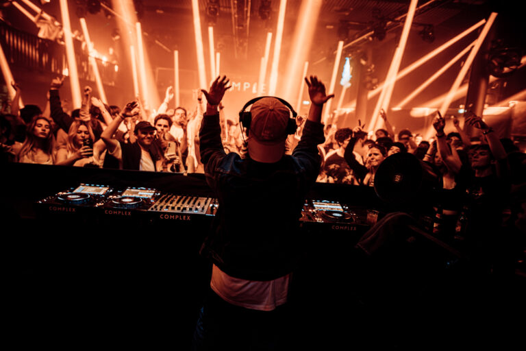 Complex Presents Swimming Paul — markt-eten in Zuid-Limburg