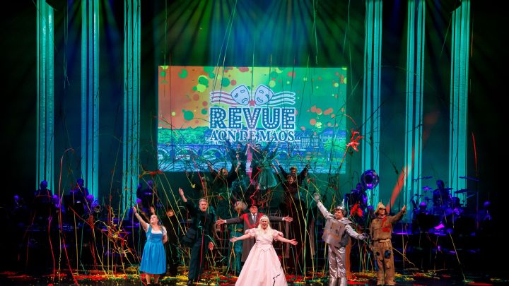 Oelala! – Revue Aon de Maos — theater in Zuid-Limburg