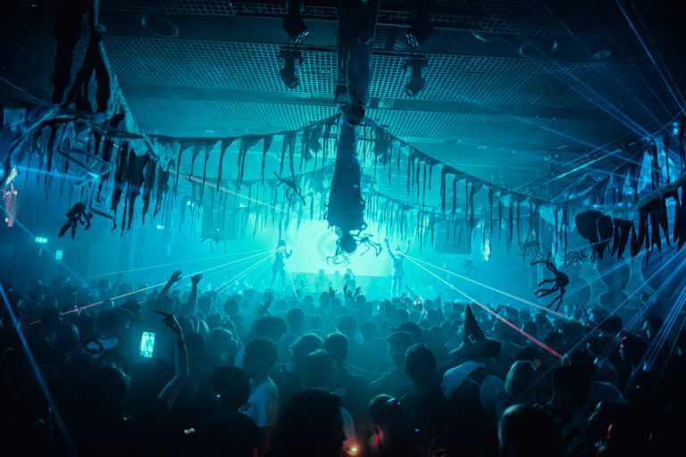 Complex Halloween with Olive Anguz / Rozie / Olivia Lensen & More — muziek in Zuid-Limburg